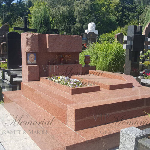 Памятник из лезниковского гранита фото