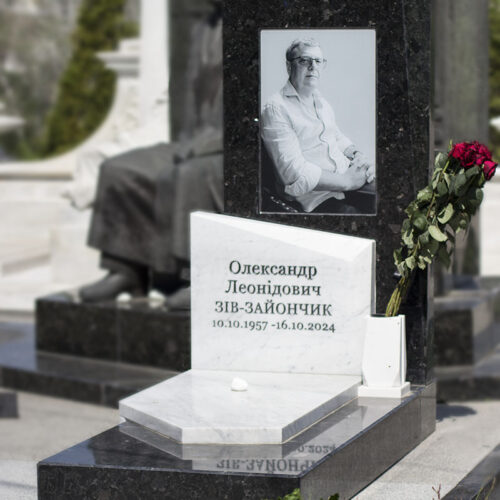 стильный памятник из мрамора и гранита