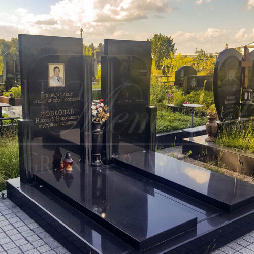 памятник из чёрного гранита для двоих, пам'ятник з чорного граніту